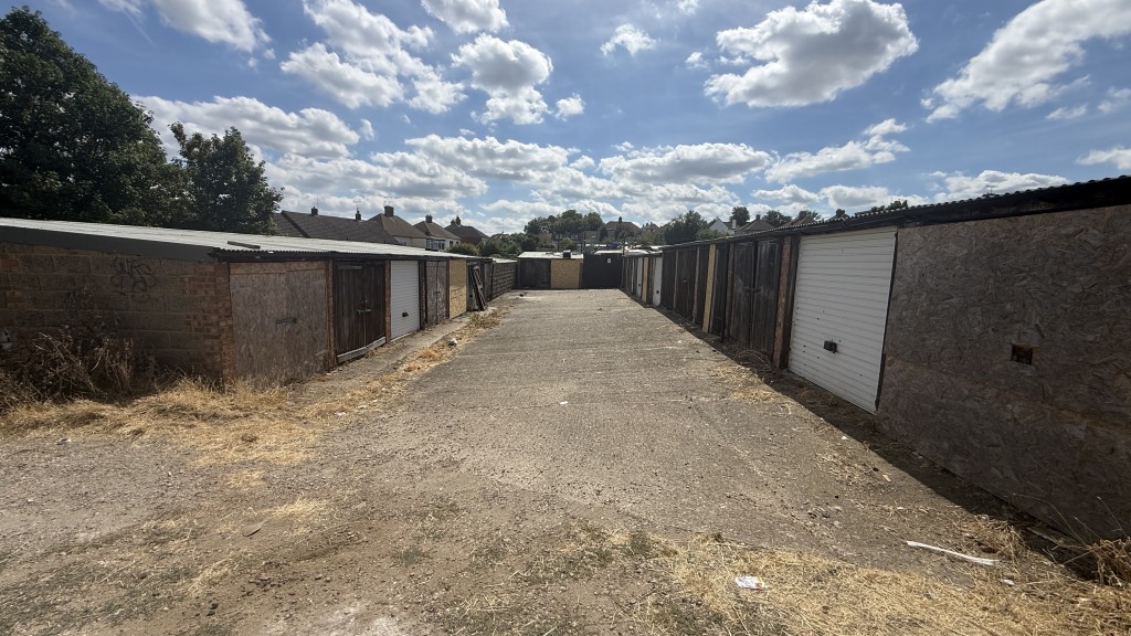 Lot: 76 - GARAGE SITE WITH POTENTIAL - External image of garages in the middle